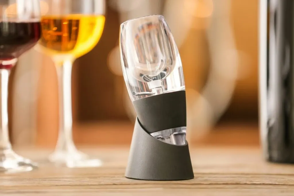 Difference between wine aerators and decanters