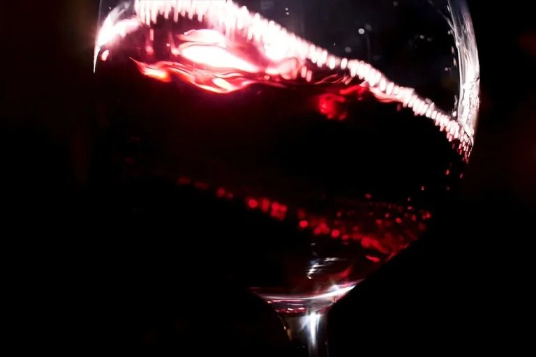 Step-by-Step Guide on Decanting Wine Without Decanter