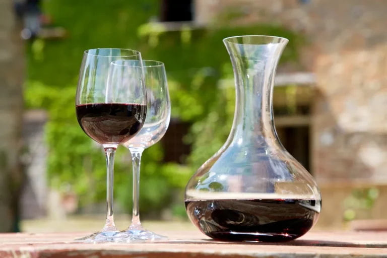 Guide: Number of Glasses of Wine in Different Sizes Carafes